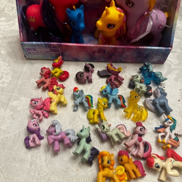 Rainbow dream unicorn playset with multiple mini My Little Pony - Picture 3 of 3